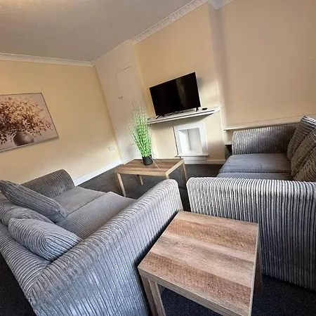 Spacious 4-Bedroom Home With Free Parking - Ideal For Those Working In Swansea Exterior photo