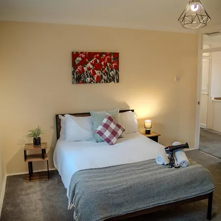 Spacious 4-Bedroom Home With Free Parking - Ideal For Those Working In Swansea Exterior photo