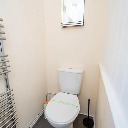 Spacious 4-Bedroom Home With Free Parking - Ideal For Those Working In Swansea Exterior photo