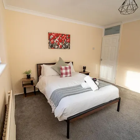 Spacious 4-Bedroom Home With Free Parking - Ideal For Those Working In Swansea Exterior photo