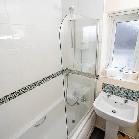 Spacious 4-Bedroom Home With Free Parking - Ideal For Those Working In Swansea Exterior photo