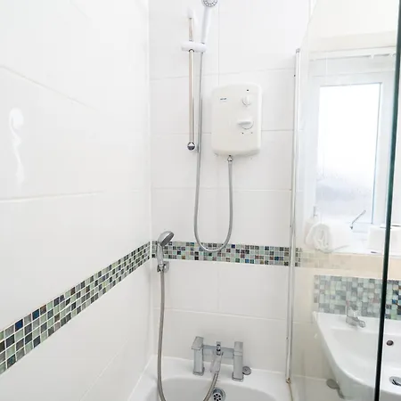Spacious 4-Bedroom Home With Free Parking - Ideal For Those Working In Swansea Exterior photo