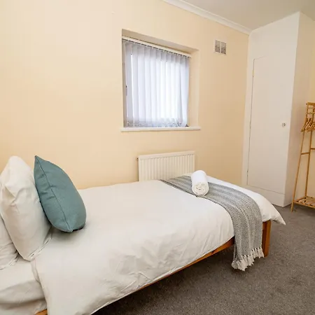 Spacious 4-Bedroom Home With Free Parking - Ideal For Those Working In Swansea Exterior photo