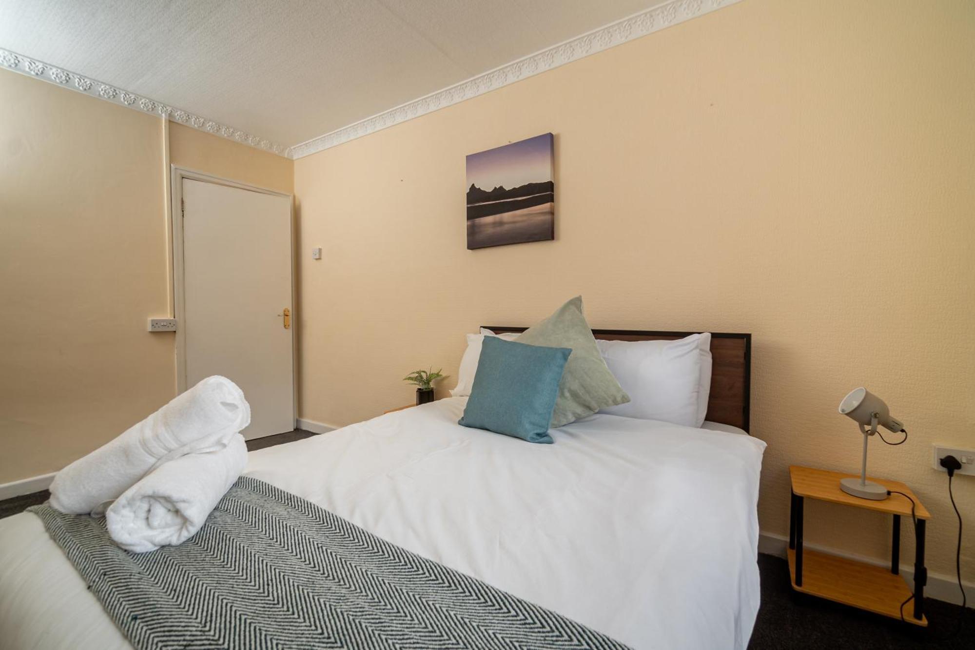 Spacious 4-bedroom With Free Parking - Ideal For Those Working In Hébergement de vacances Swansea
