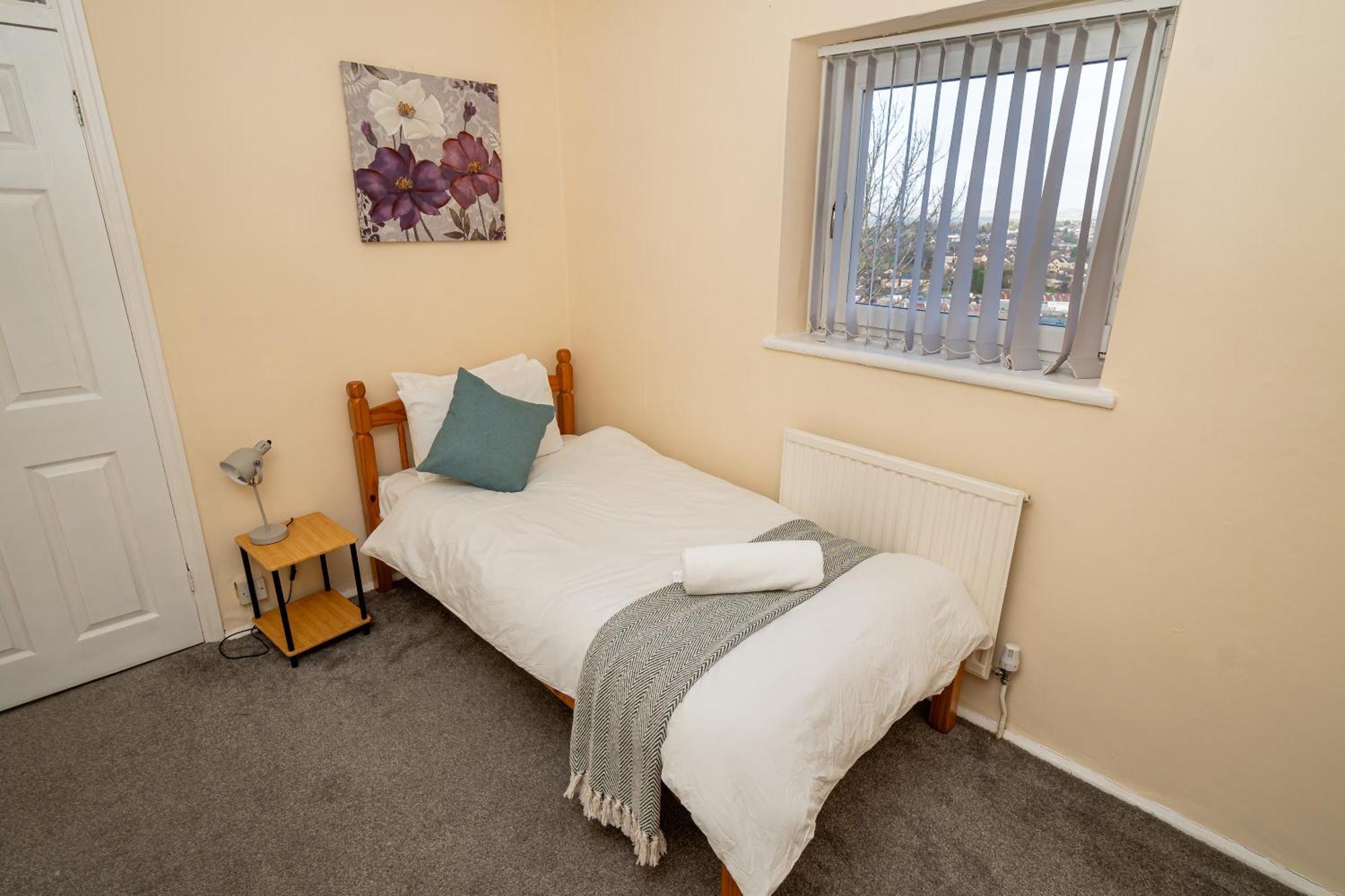 Hébergement de vacances Spacious 4-bedroom With Free Parking - Ideal For Those Working In