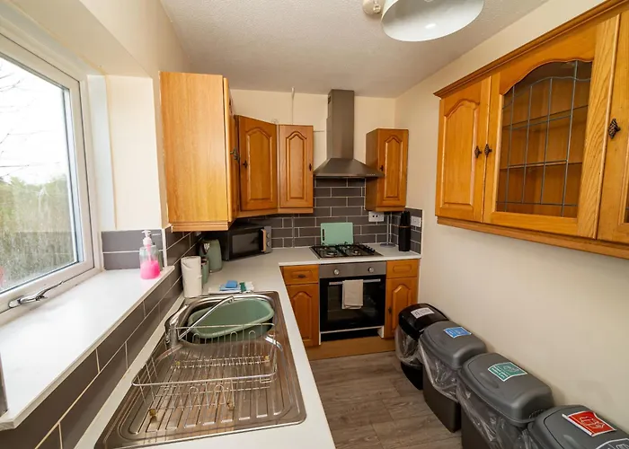 Spacious 4-Bedroom Home With Free Parking - Ideal For Those Working In Swansea