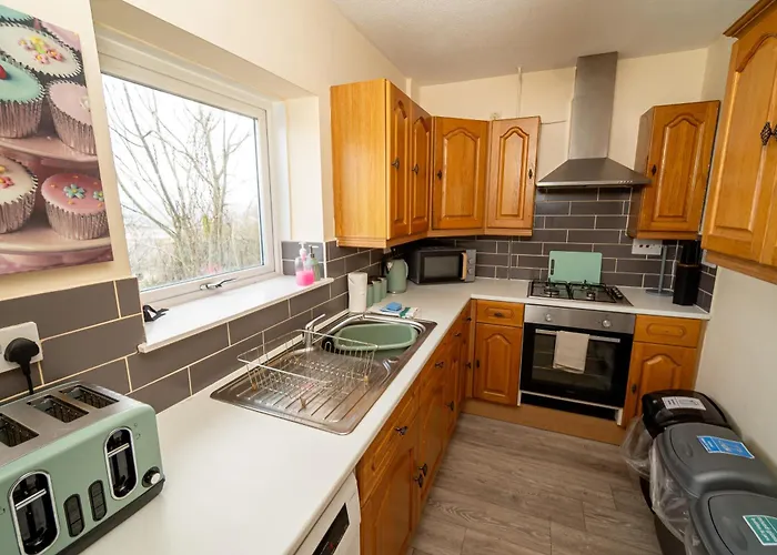 Spacious 4-Bedroom Home With Free Parking - Ideal For Those Working In Swansea