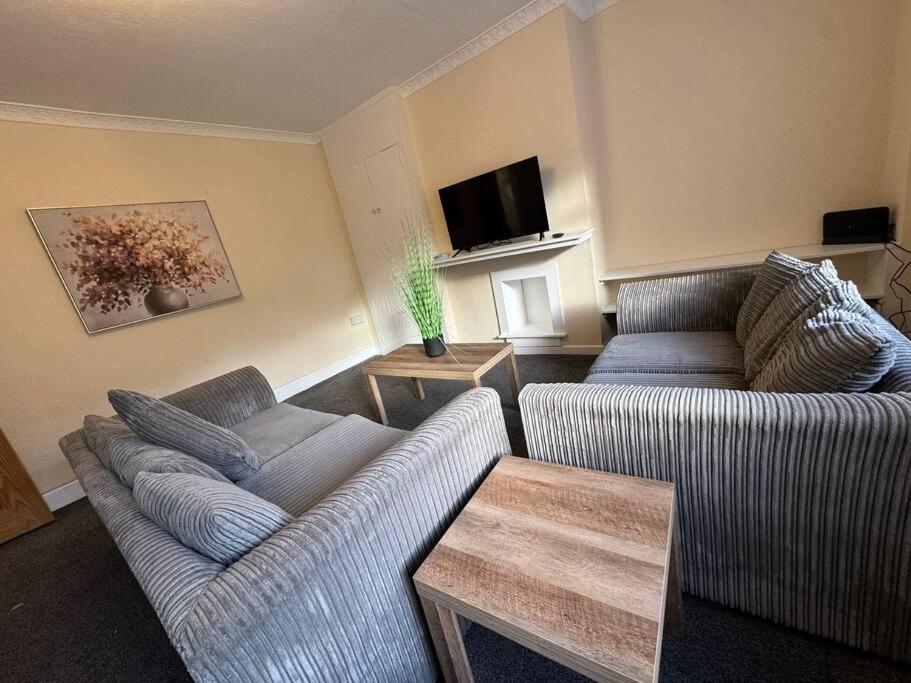 Ferienhaus Spacious 4-bedroom With Free Parking - Ideal For Those Working In Swansea