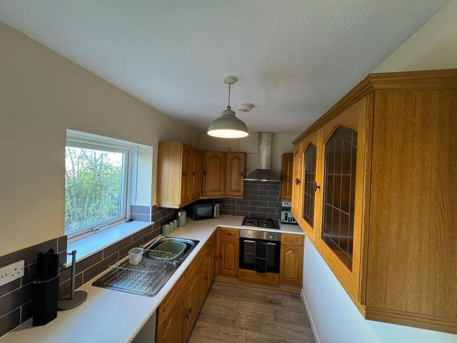 Ferienhaus Spacious 4-bedroom With Free Parking - Ideal For Those Working In *