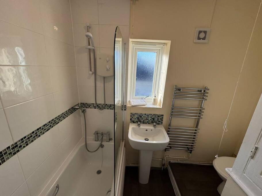 Ferienhaus Spacious 4-bedroom With Free Parking - Ideal For Those Working In Swansea