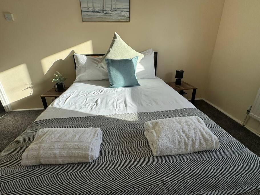 Ferienhaus Spacious 4-bedroom With Free Parking - Ideal For Those Working In Swansea