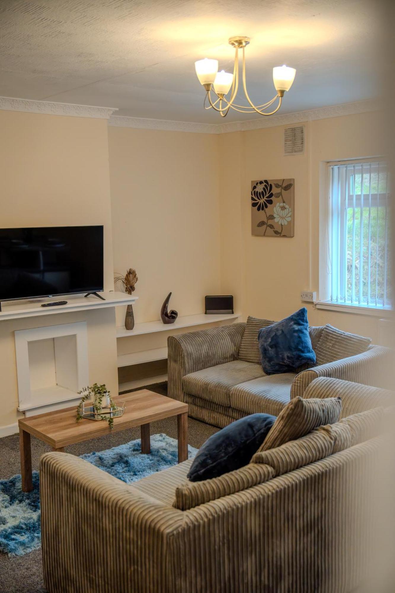 Ferienhaus Spacious 4-bedroom With Free Parking - Ideal For Those Working In
