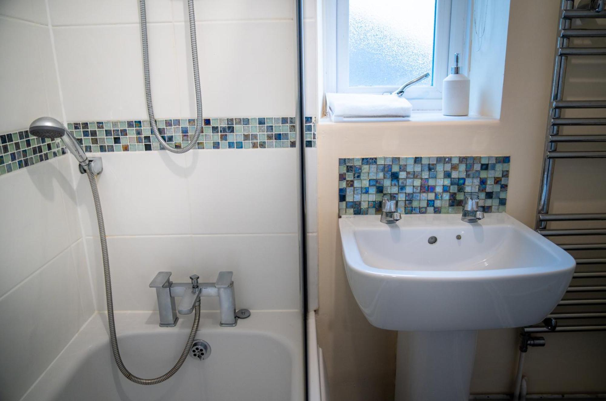 Spacious 4-bedroom With Free Parking - Ideal For Those Working In Swansea