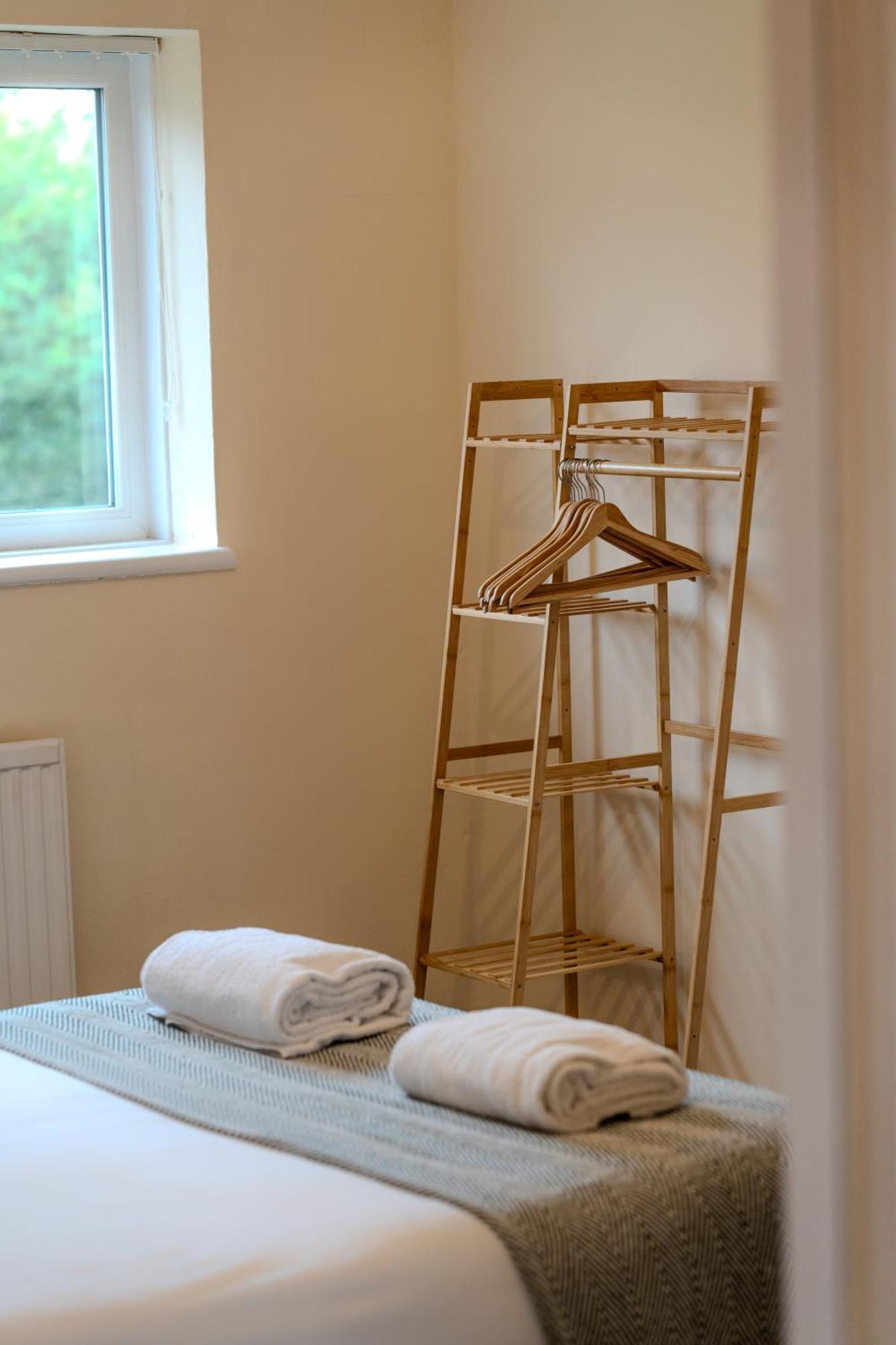 Spacious 4-bedroom With Free Parking - Ideal For Those Working In Ferienhaus *