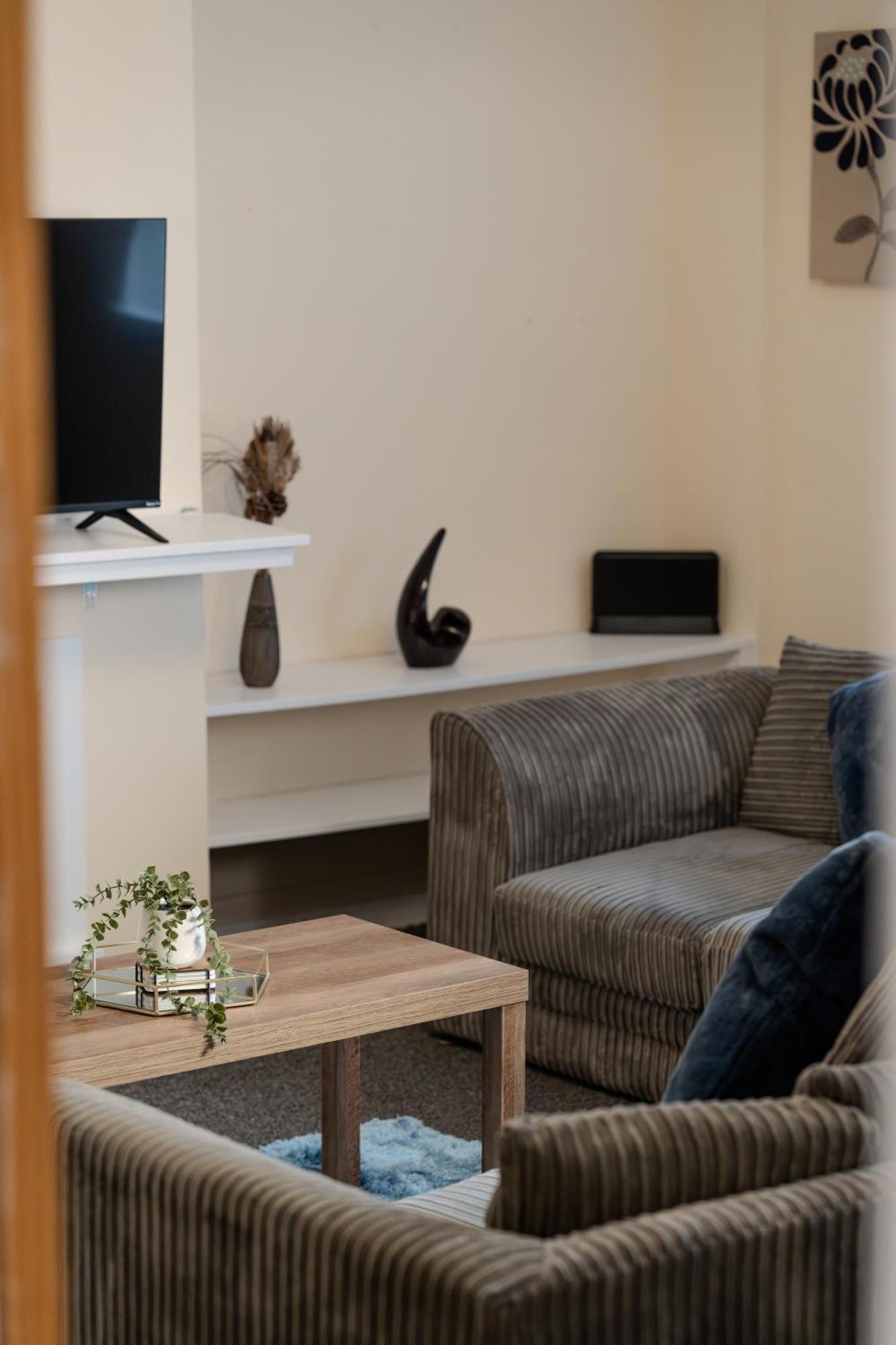 Ferienhaus Spacious 4-bedroom With Free Parking - Ideal For Those Working In Swansea