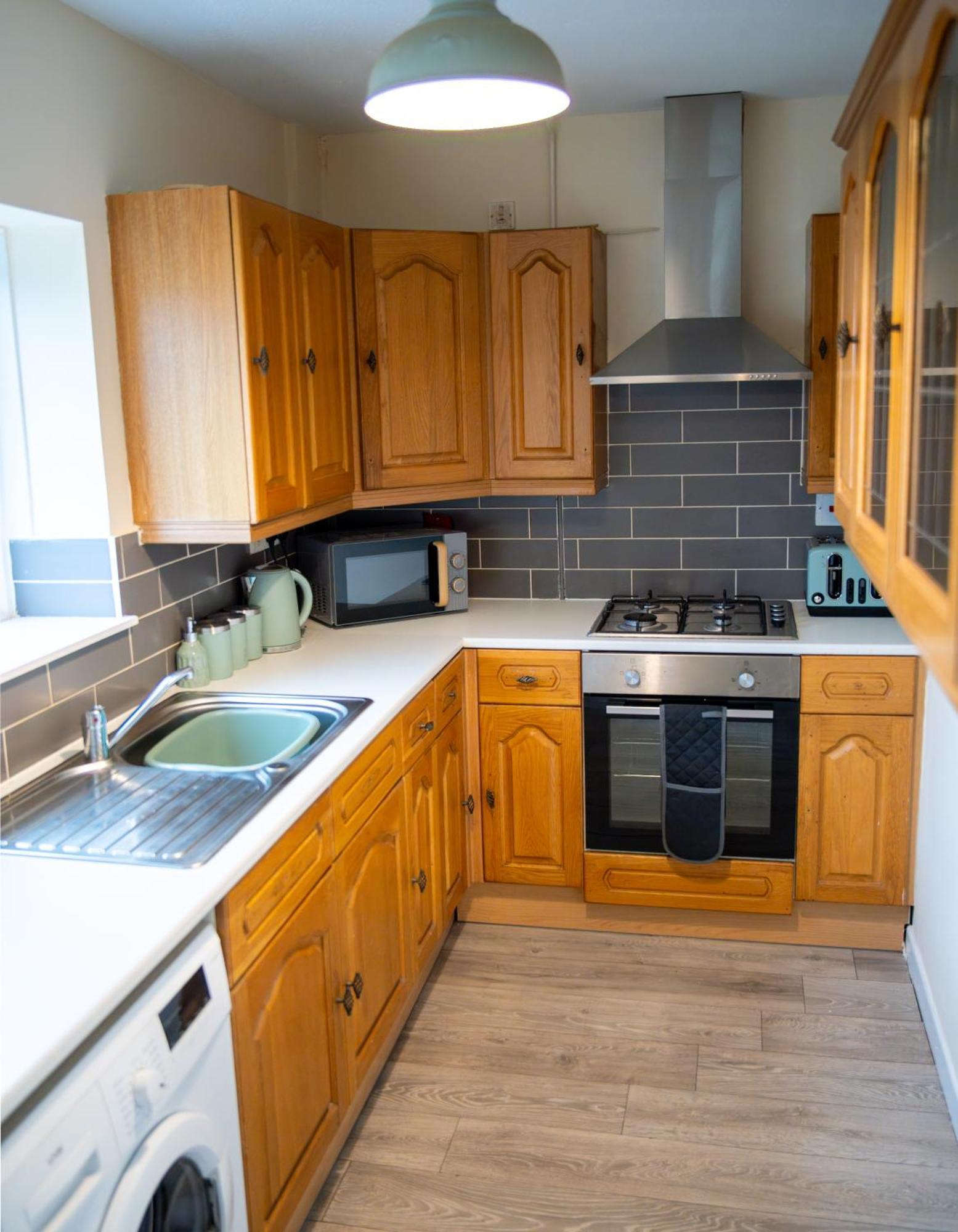 Spacious 4-bedroom With Free Parking - Ideal For Those Working In Swansea