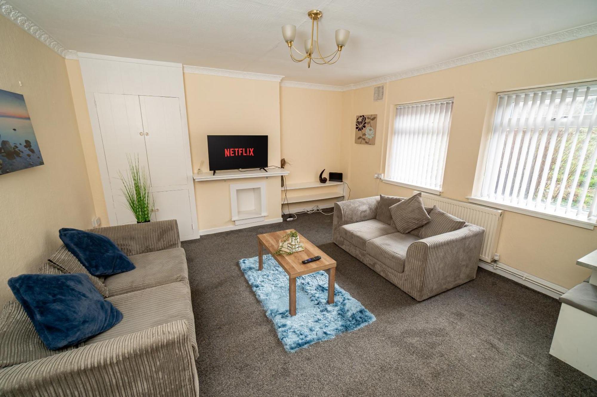 Ferienhaus Spacious 4-bedroom With Free Parking - Ideal For Those Working In Swansea