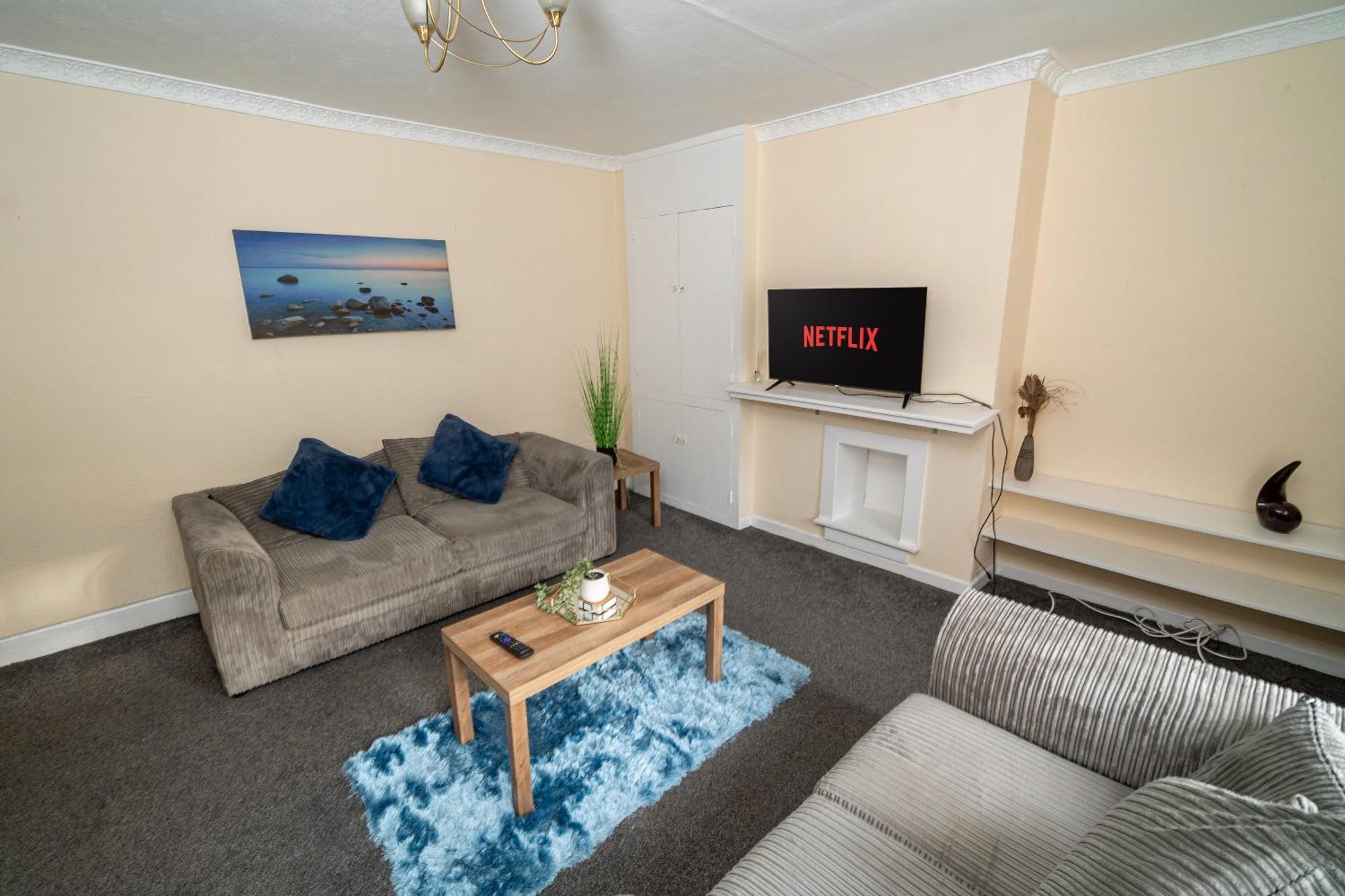 Spacious 4-bedroom With Free Parking - Ideal For Those Working In Swansea
