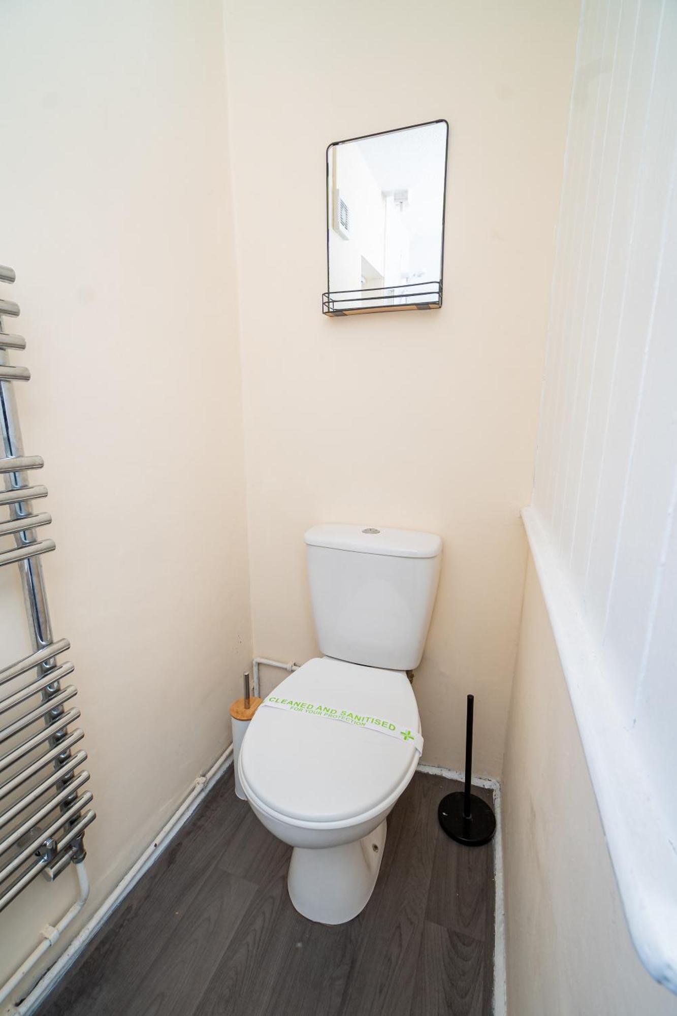 Ferienhaus Spacious 4-bedroom With Free Parking - Ideal For Those Working In