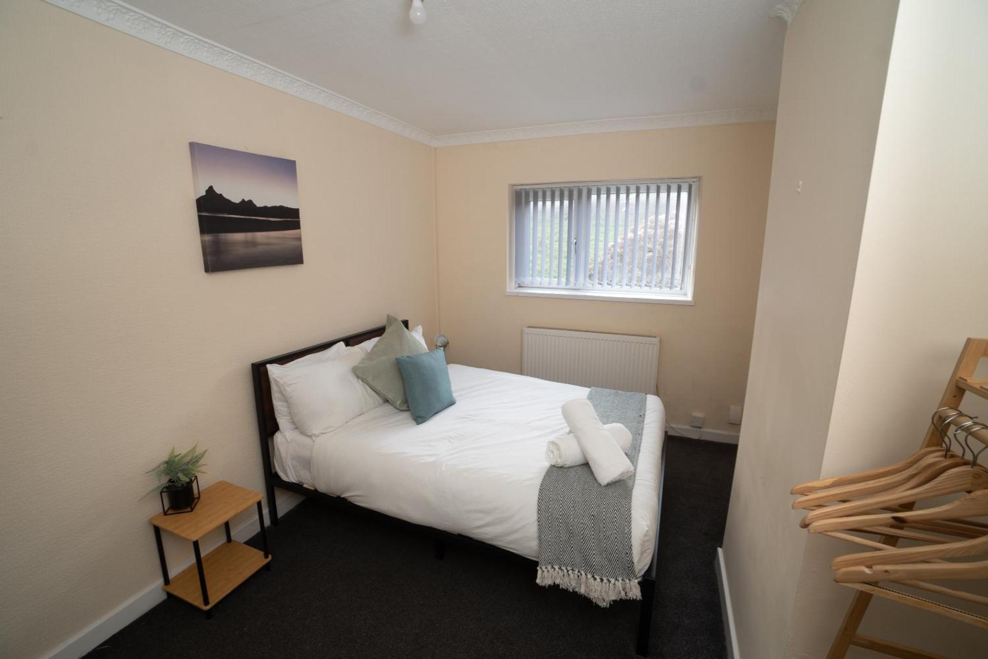 Spacious 4-bedroom With Free Parking - Ideal For Those Working In *