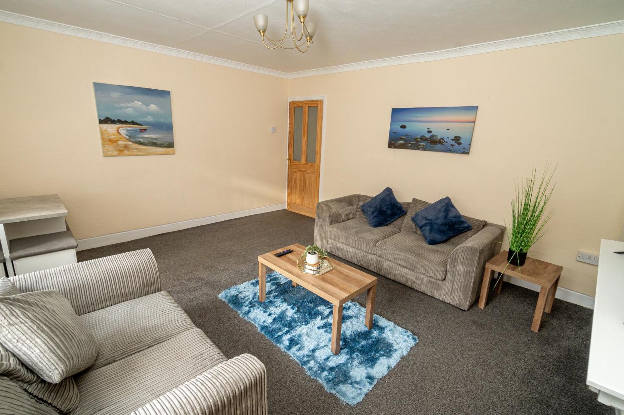 Spacious 4-bedroom With Free Parking - Ideal For Those Working In * Swansea