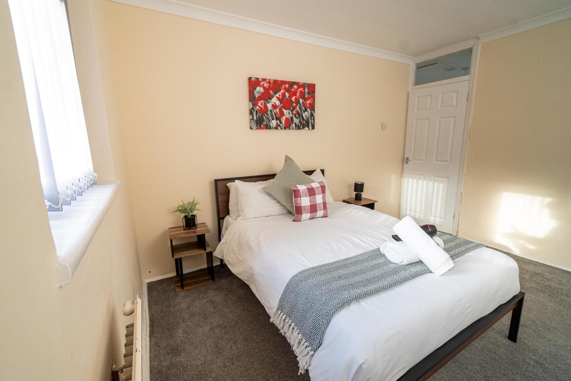 Spacious 4-bedroom With Free Parking - Ideal For Those Working In Ferienhaus *