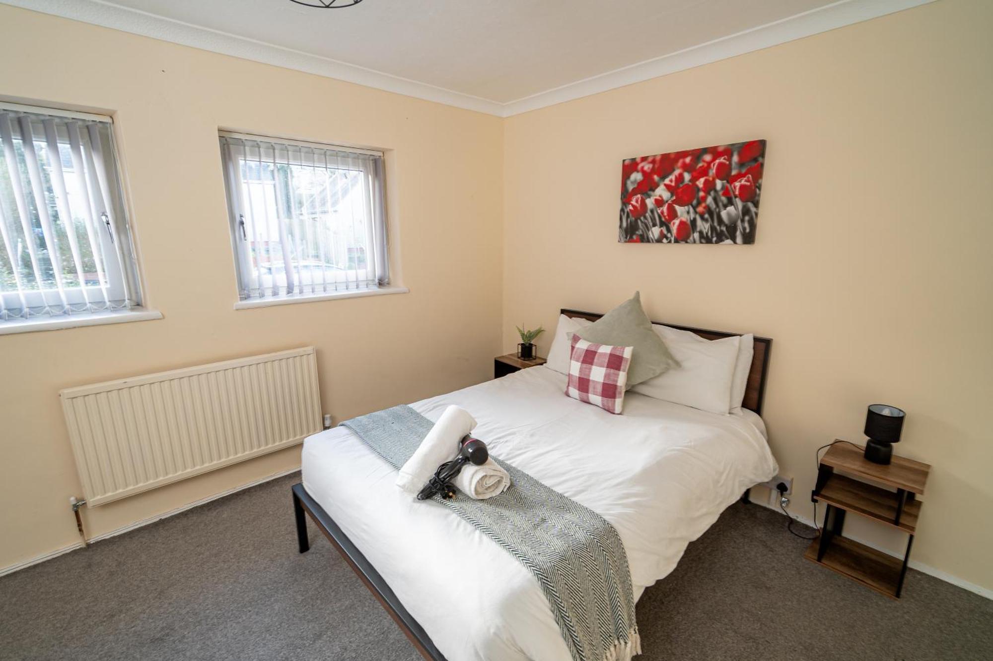 Ferienhaus Spacious 4-bedroom With Free Parking - Ideal For Those Working In *