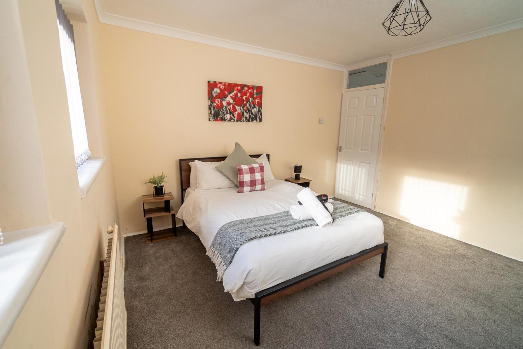 Spacious 4-bedroom With Free Parking - Ideal For Those Working In