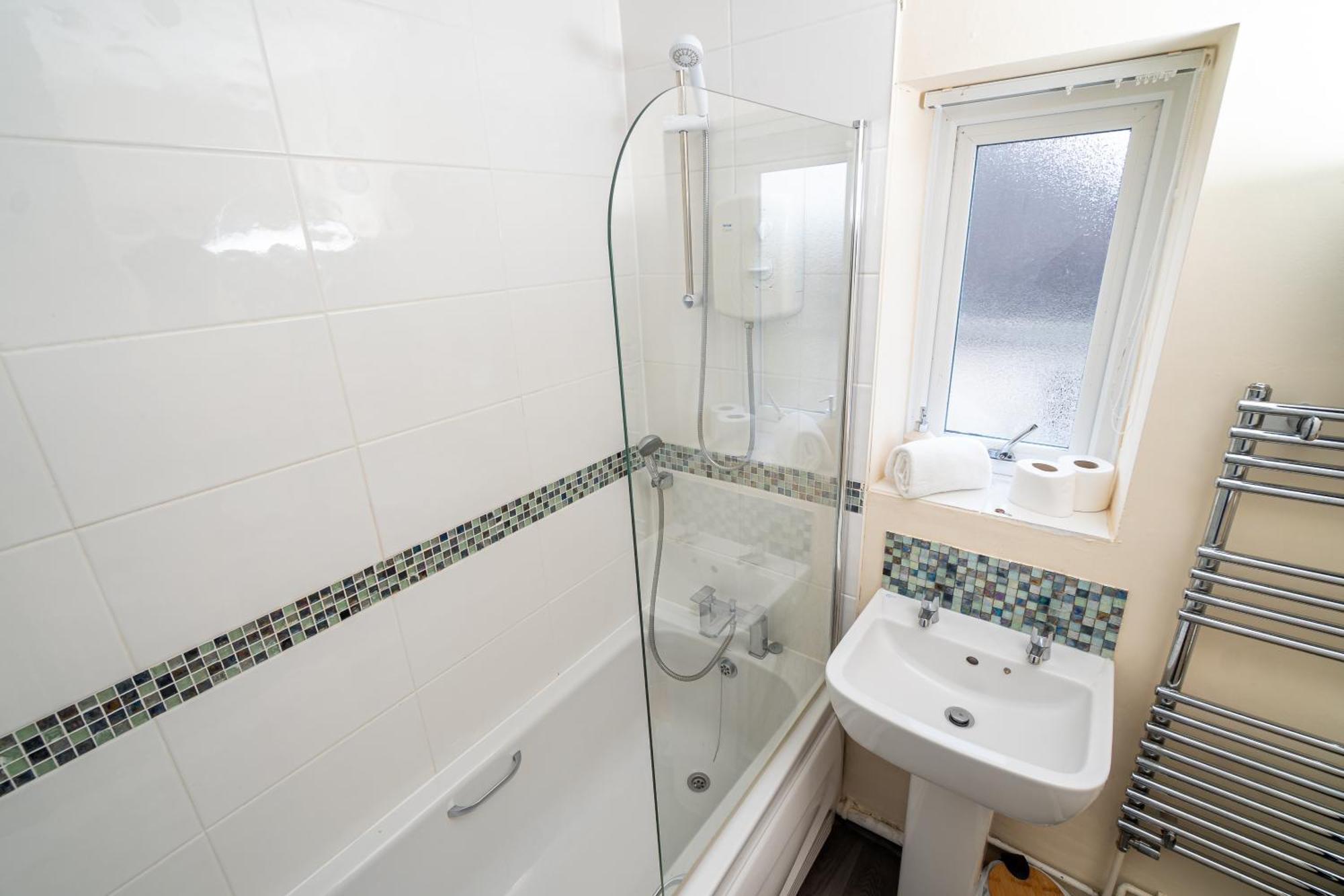 Ferienhaus Spacious 4-bedroom With Free Parking - Ideal For Those Working In