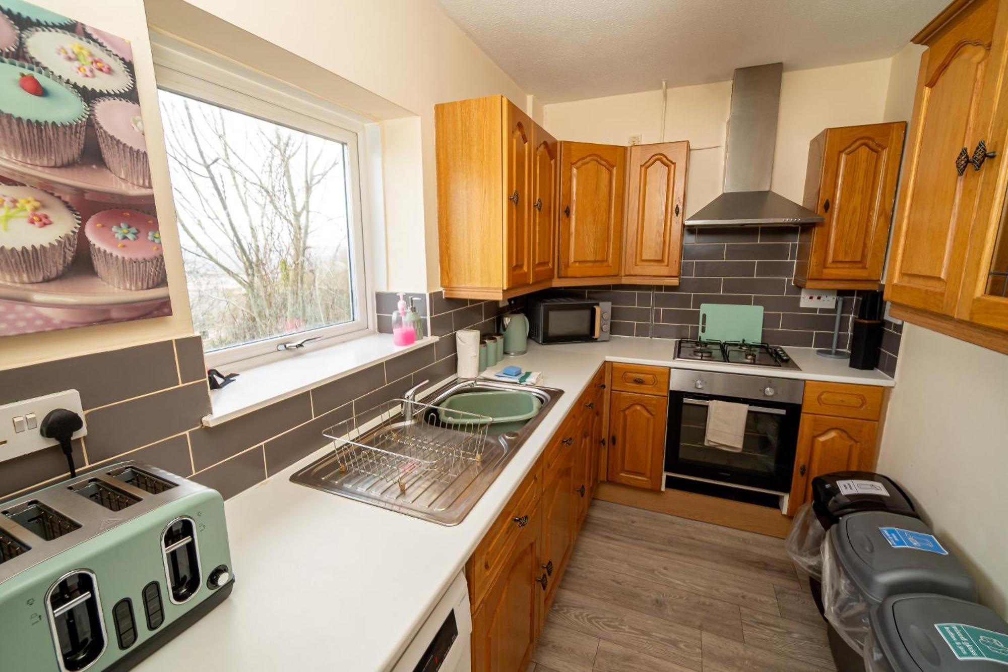 Spacious 4-bedroom With Free Parking - Ideal For Those Working In Ferienhaus *