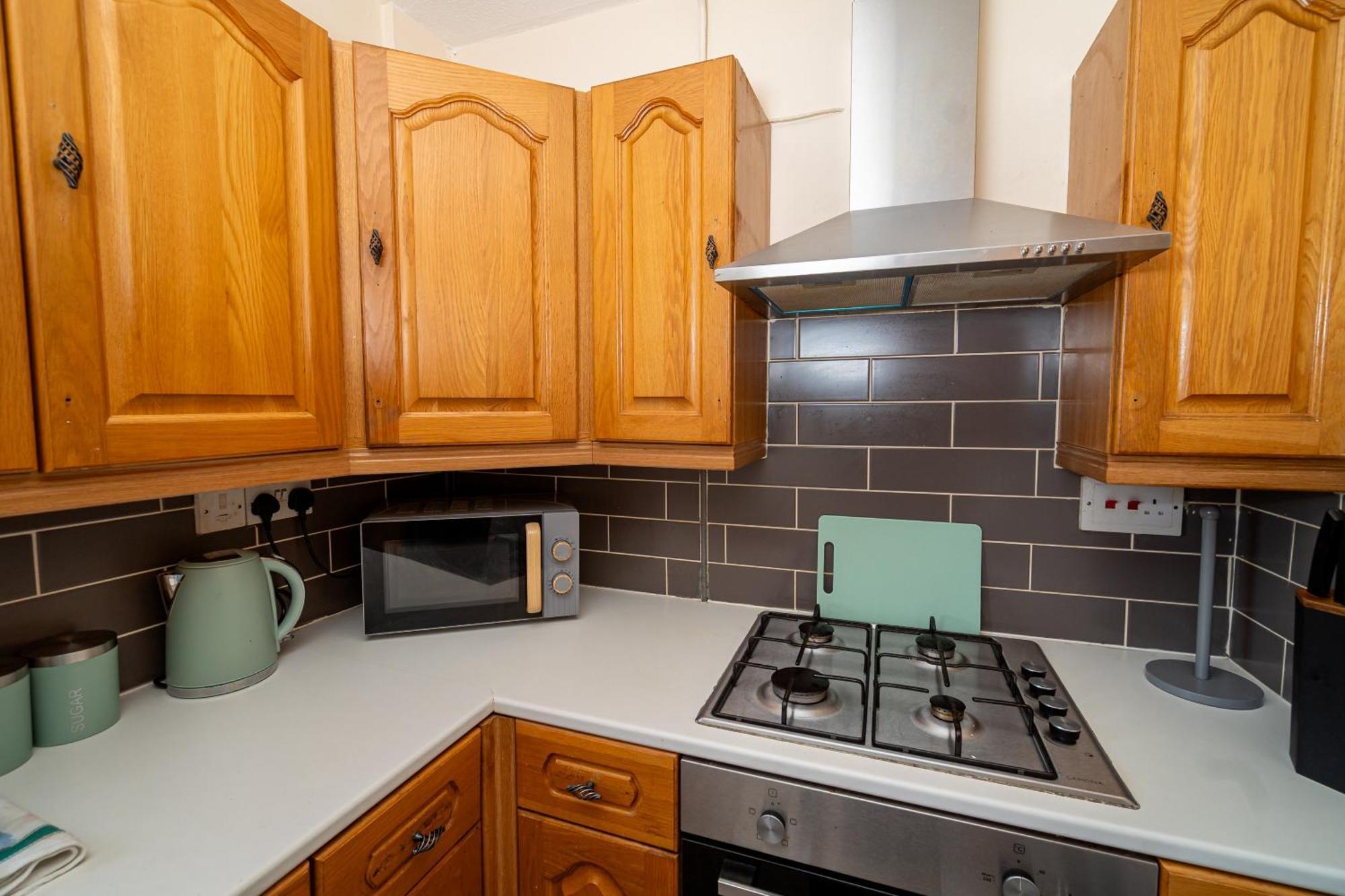 Ferienhaus Spacious 4-bedroom With Free Parking - Ideal For Those Working In *