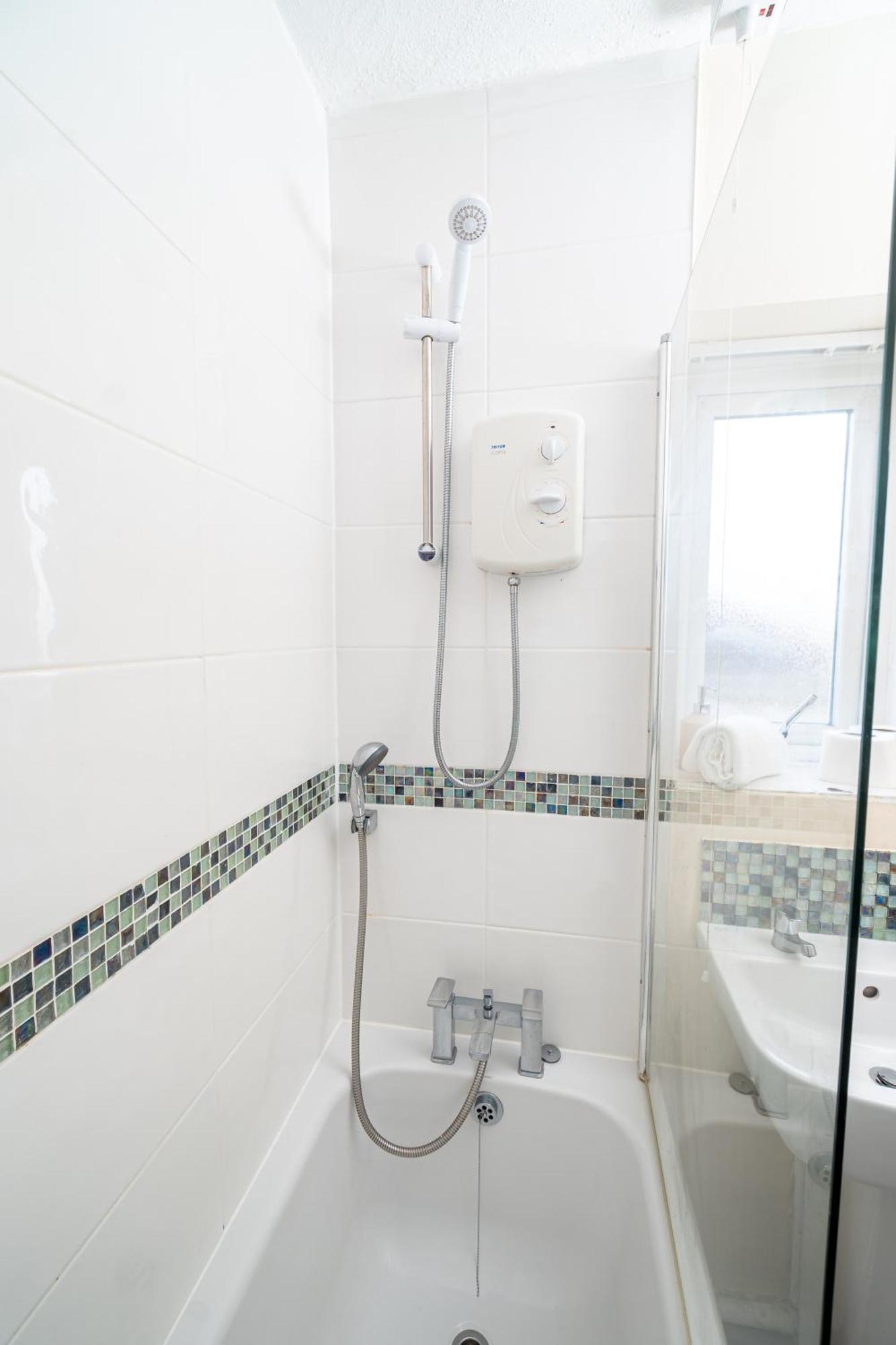 Ferienhaus Spacious 4-bedroom With Free Parking - Ideal For Those Working In Swansea