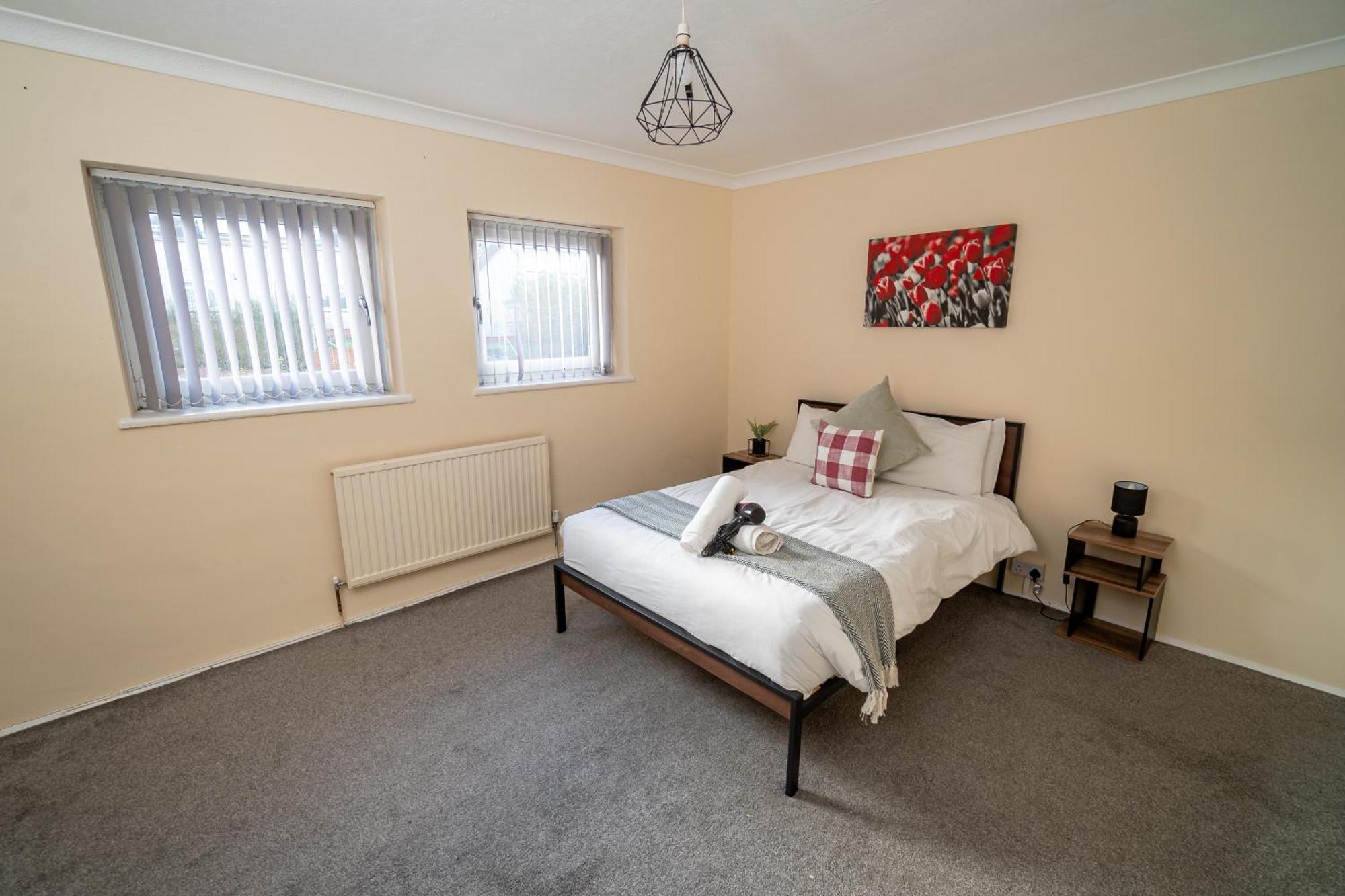 Ferienhaus Spacious 4-bedroom With Free Parking - Ideal For Those Working In *