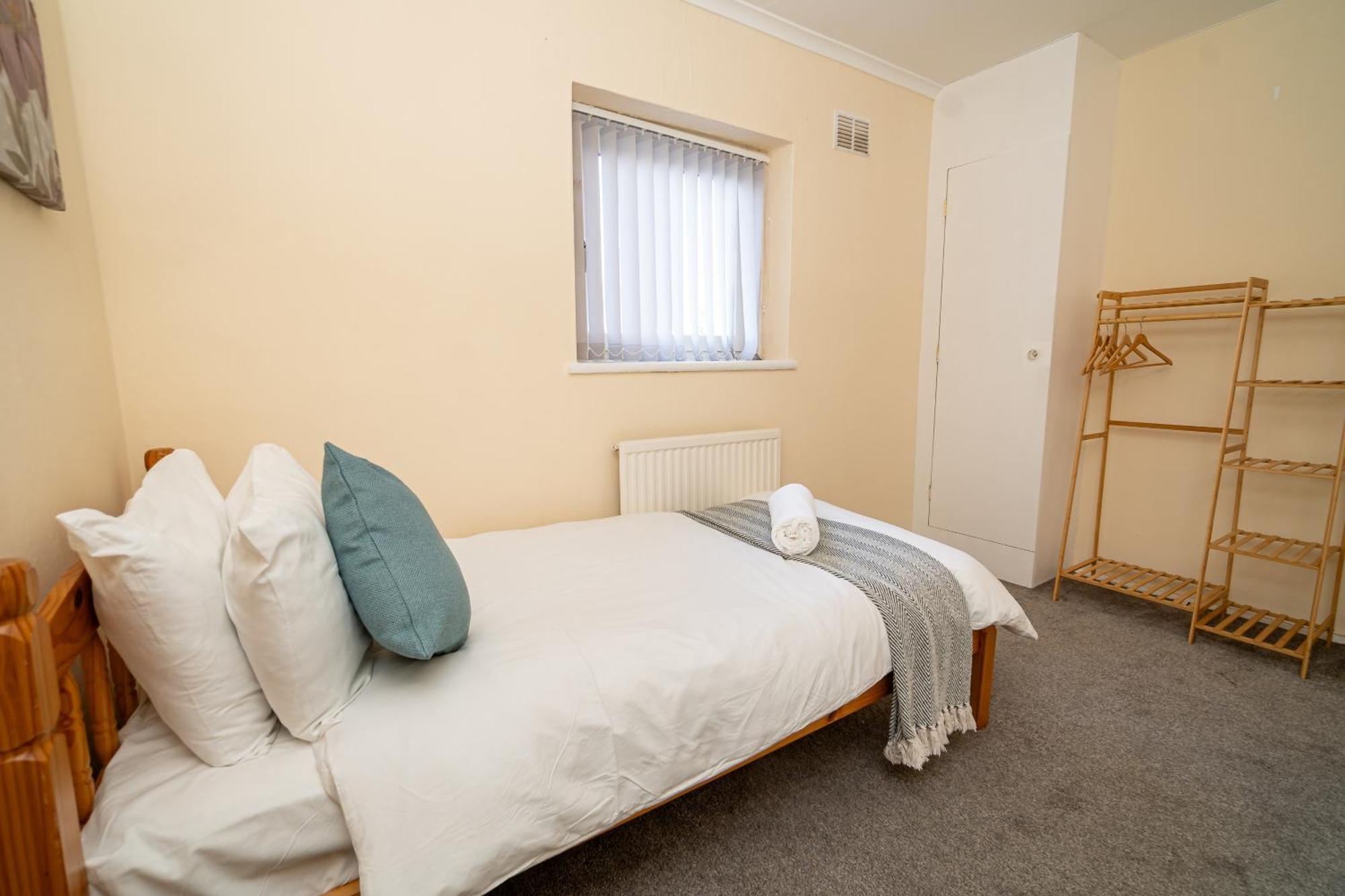 Spacious 4-bedroom With Free Parking - Ideal For Those Working In Swansea