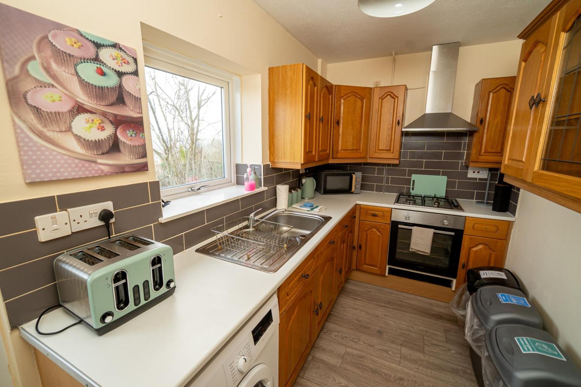 Ferienhaus Spacious 4-bedroom With Free Parking - Ideal For Those Working In *